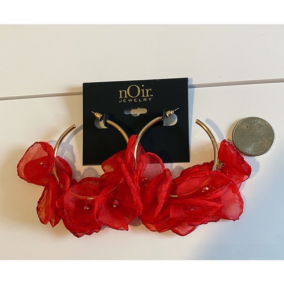 🏷 🆕 Noir Red Floral Hoop Earrings - Picture 5 of 8